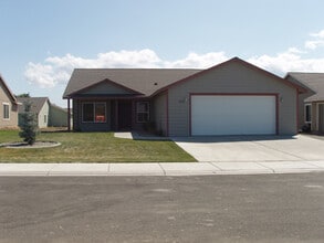 Building Photo - 3 Bedroom 2 Bath home for rent