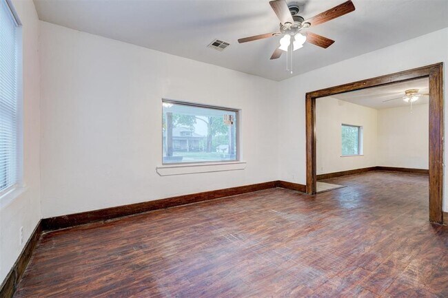 Building Photo - 1328 NE 8th St