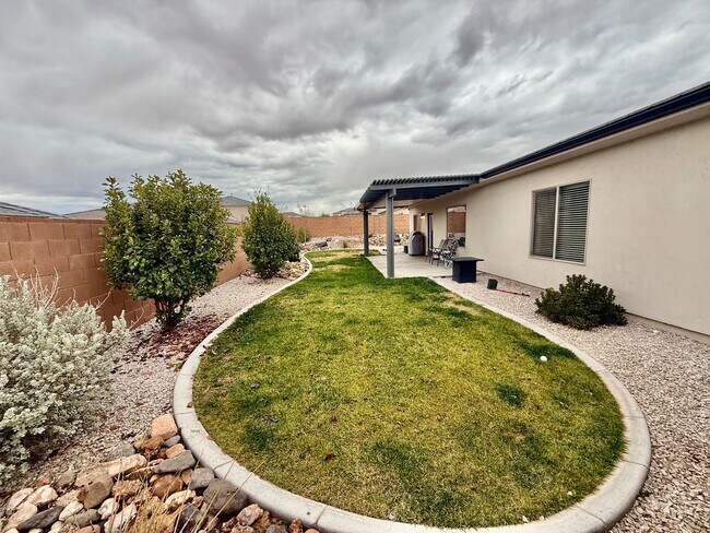 Building Photo - Lovely Pet Friendly 3-BR + Office in Sage Canyon