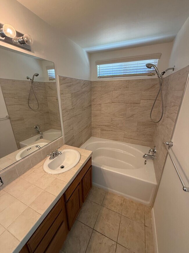Building Photo - Spacious 4-Bedroom Home in Southwest Baker...