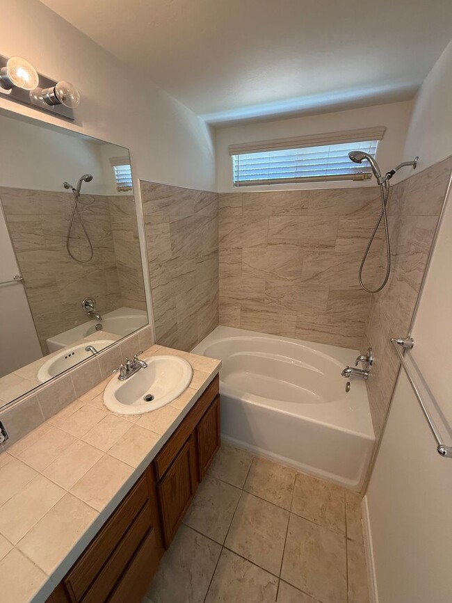 Building Photo - Spacious 4-Bedroom Home in Southwest Bakersfield