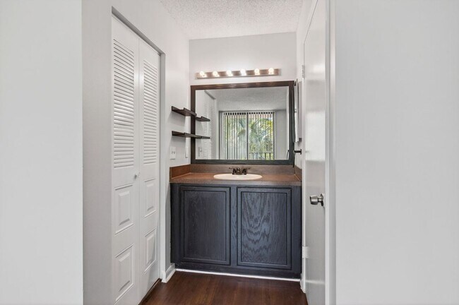 Building Photo - ONE BEDROOM ONE BATHROOM! WATERFRONT COMMUNITY!! W/D!