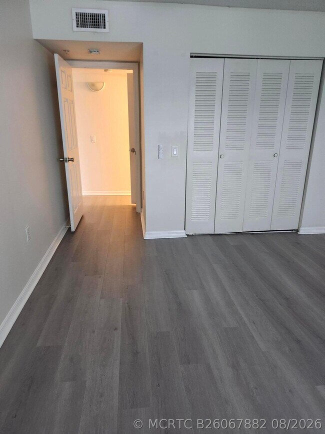 Building Photo - 706 Villa Cir
