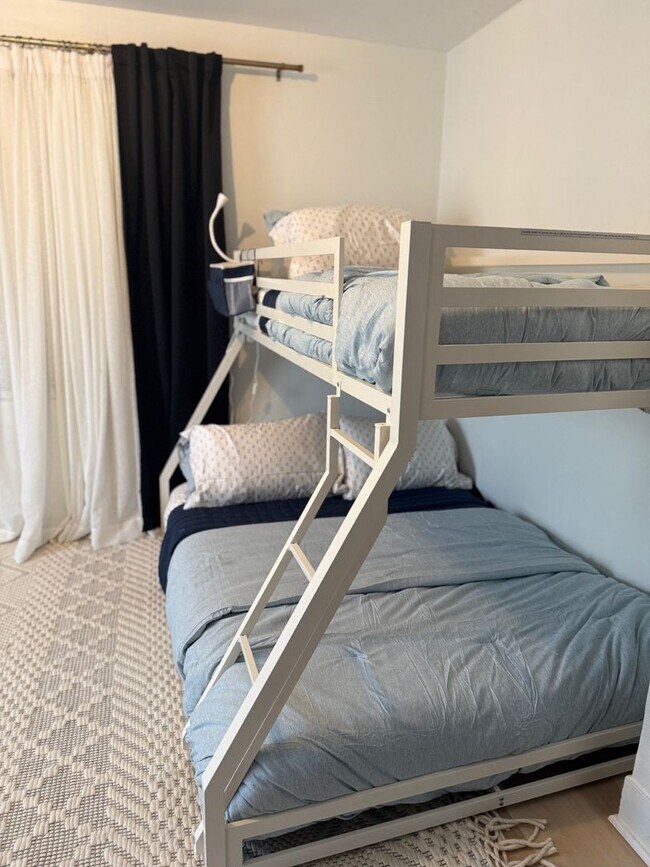 Building Photo - Gorgeous three bedroom in the heart of Park Ave