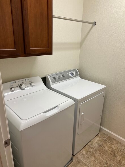 Building Photo - 207 W La Flor Ln