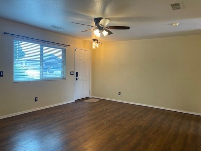 Building Photo - Small home with all appliances!