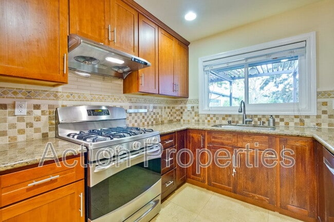 Building Photo - 649 Hollingsworth Dr