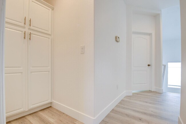Building Photo - Gorgeous 3 bedroom 2.5 bathroom Townhome c...