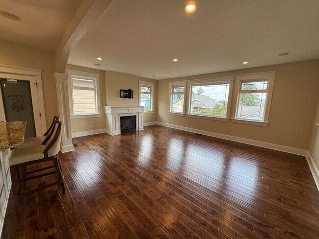 Building Photo - Milwaukie 4-Bedroom Home on Corner Lot, Spacious, A/C