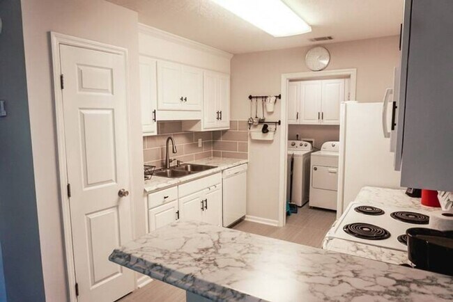 Building Photo - 2026 Glennfield Ln