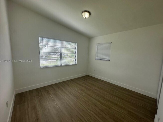 Building Photo - 3701 SW 40th St