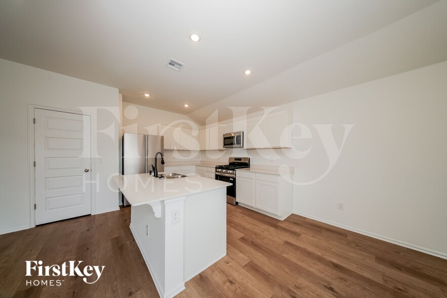 Building Photo - 433 Labelle Ln