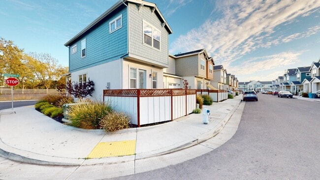 Building Photo - Beautiful 3 Bedroom 3 Full bath with 1 Car...