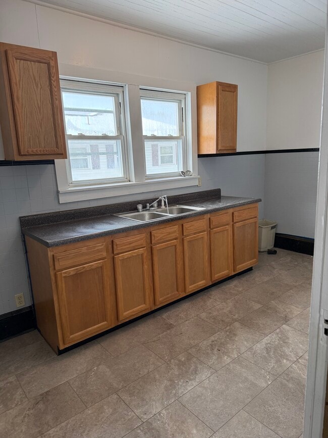 Building Photo - 713 N 8th Ave