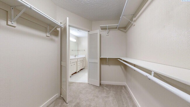 Building Photo - 2 bed, 2 bath townhome in Meadow Springs