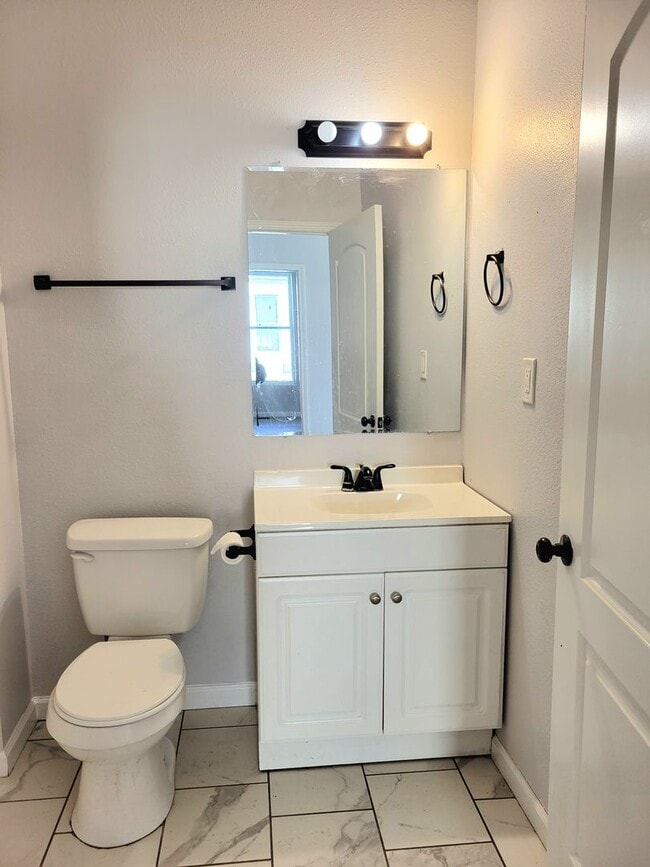 Building Photo - Renovated and Ready to Rent...340 N Aurora Collinsville