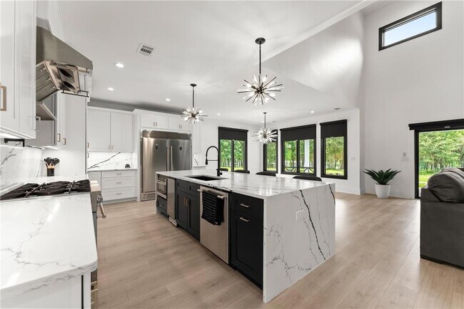 Building Photo - 151 S Pointe Dr