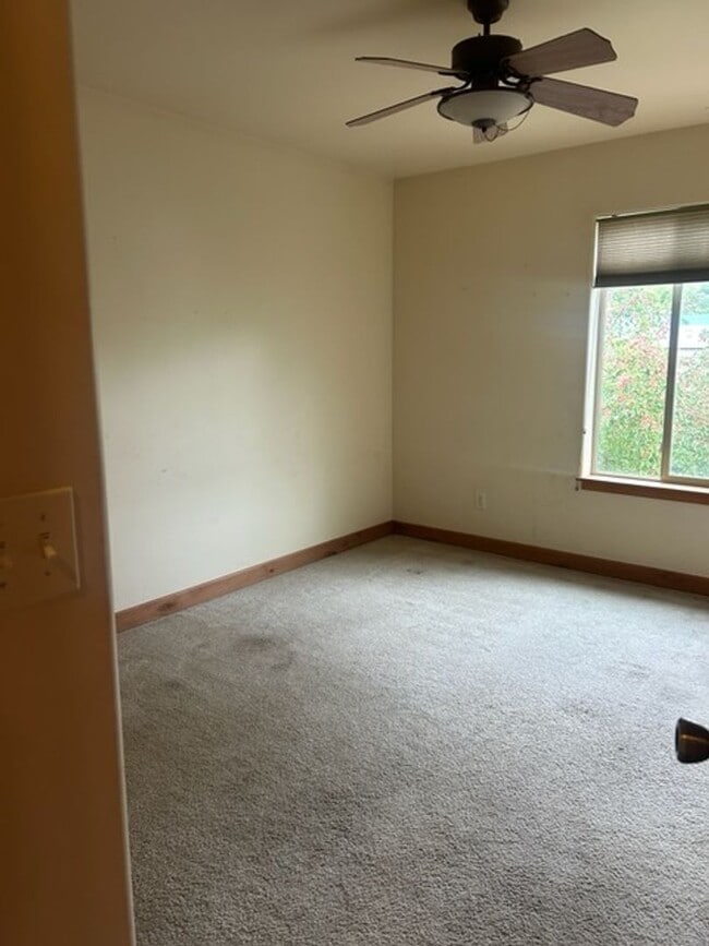 Building Photo - Spacious 3-Bed Townhome in West Glenwood
