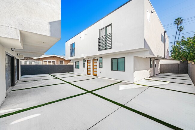 Building Photo - 2000 Hillcrest Dr