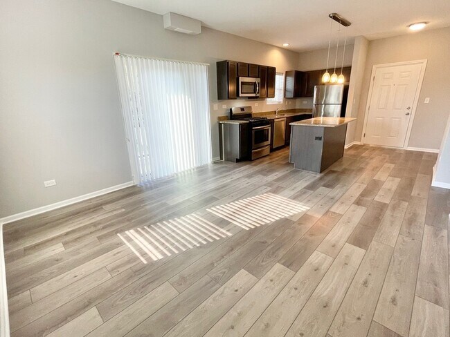 Building Photo - 809 E Main St