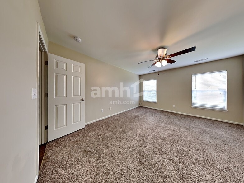 Building Photo - 4999 Ballantine Dr