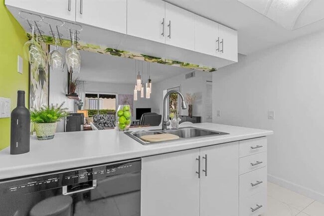 Building Photo - 154 Waterside Dr