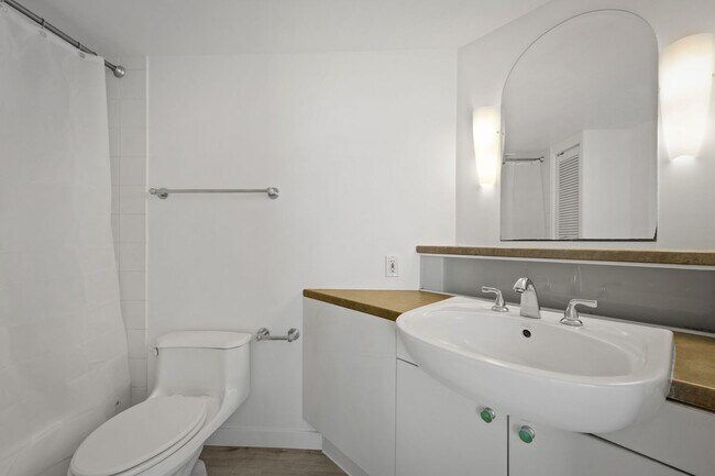 Building Photo - 801 S King St