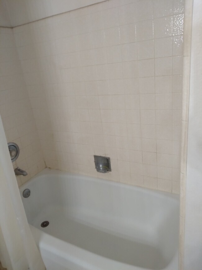 HALL BATH - 6734 N 19th St