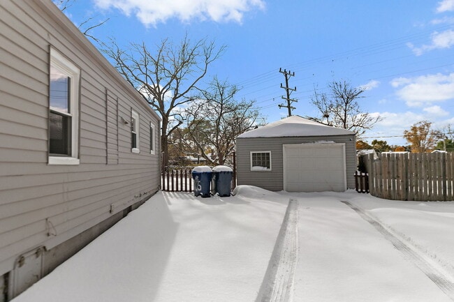 Building Photo - 1105 Woodlawn Cir