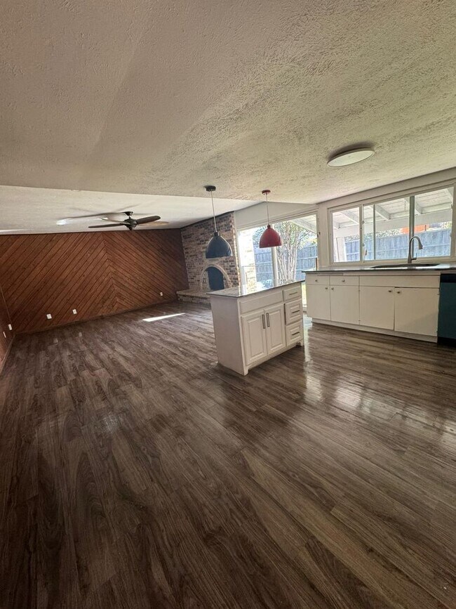 Building Photo - 3338 Country Club Dr