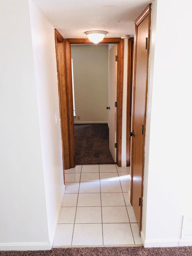 Building Photo - Spacious Apartment!