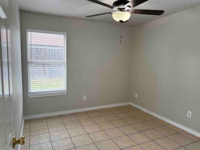 Building Photo - Garland Duplex