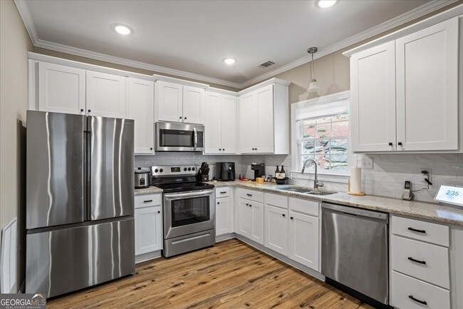 Building Photo - 212 Huntington Shoals Dr