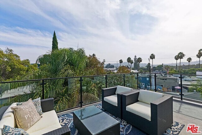 Views of Baldwin Hills, Culver City - 6077 Hargis St