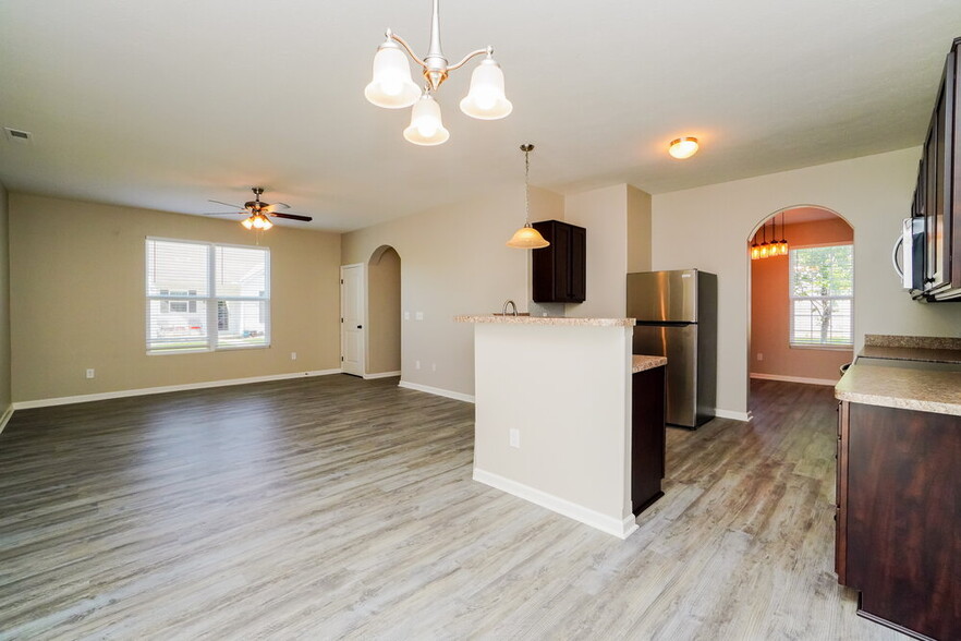 Building Photo - 682 Penn St