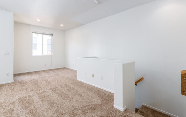 Building Photo - 3 bedroom townhome located In Rancho Carrillo!