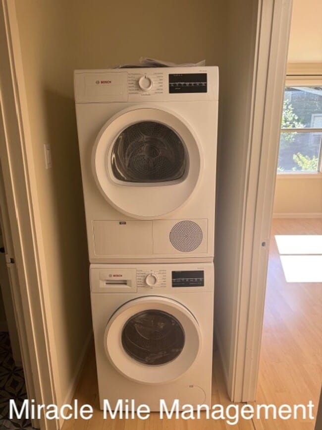 Building Photo - Modern Condo Beautifully Updated