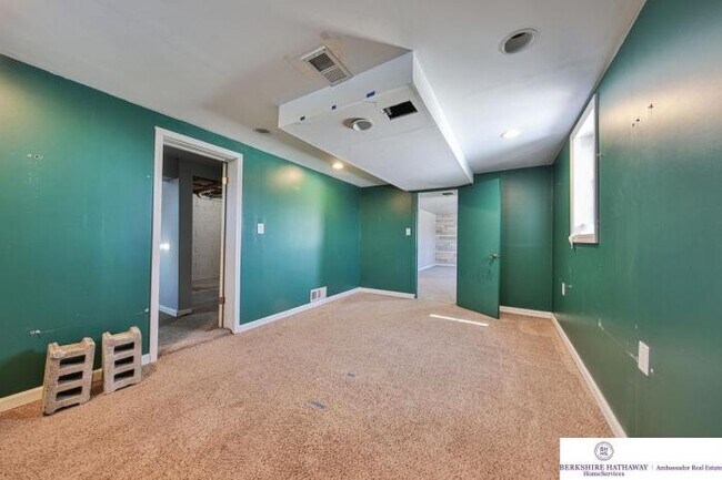 Building Photo - 3 bedroom in Omaha NE 68114
