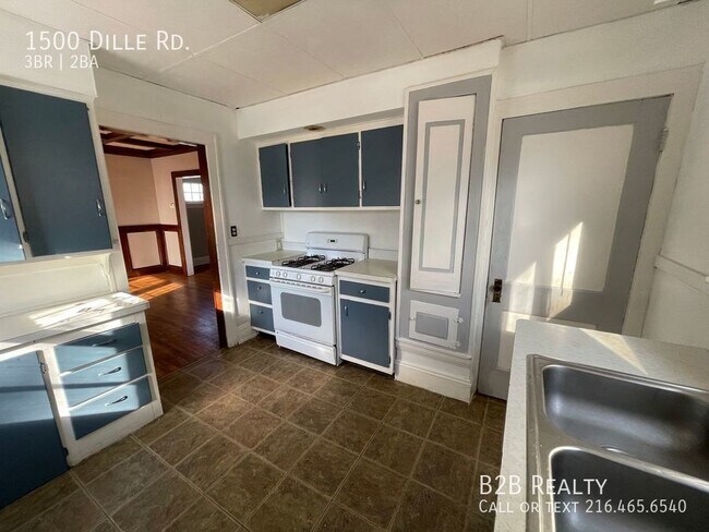 Building Photo - Beautiful and Newly Renovated Single Famil...