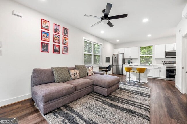 Building Photo - 1096 Wedgewood Dr NW