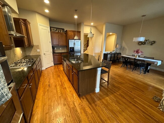 Building Photo - Amazing Lone Tree Home!