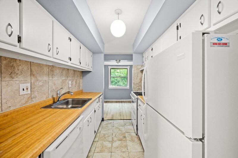 Building Photo - 1419 Valley Dr