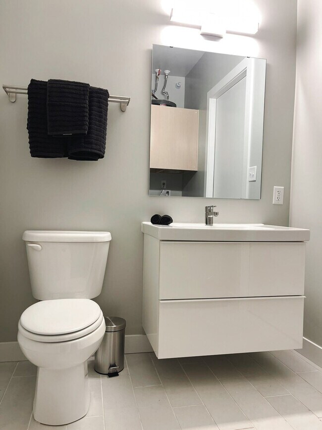 Building Photo - 2530 University Ave