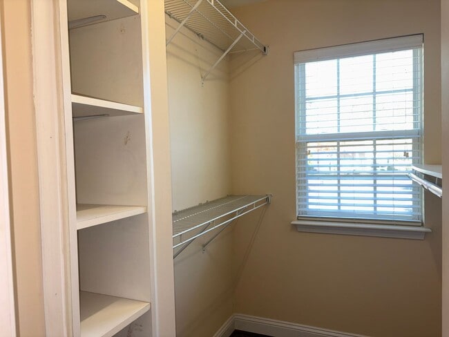 Building Photo - 2 Bedroom, 2.5 Bathroom Townhouse in Greensboro!