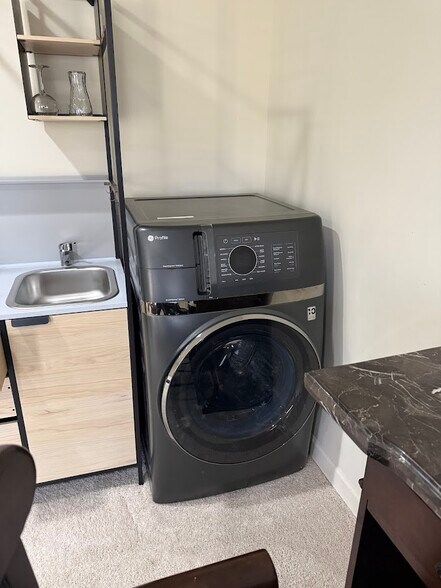 Building Photo - 9211 Point Replete Dr