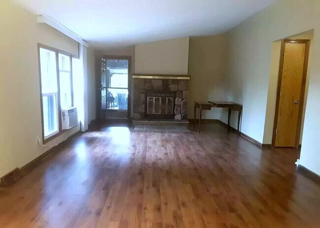 Building Photo - 3 Br Home Available in Nice Neighborhood J...