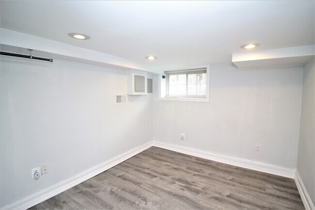 Building Photo - Spacious Riverside 3bd/2.5ba home CAC and ...