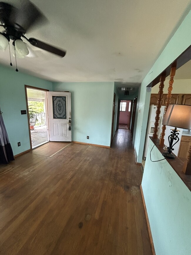 Building Photo - 2611 Meadowlane Dr