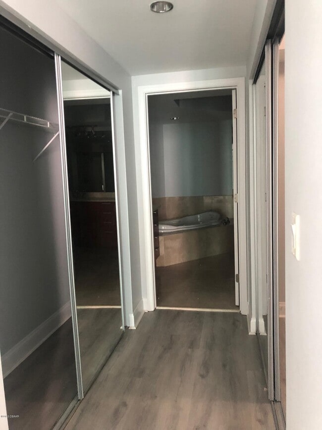 Building Photo - 231 Riverside Dr