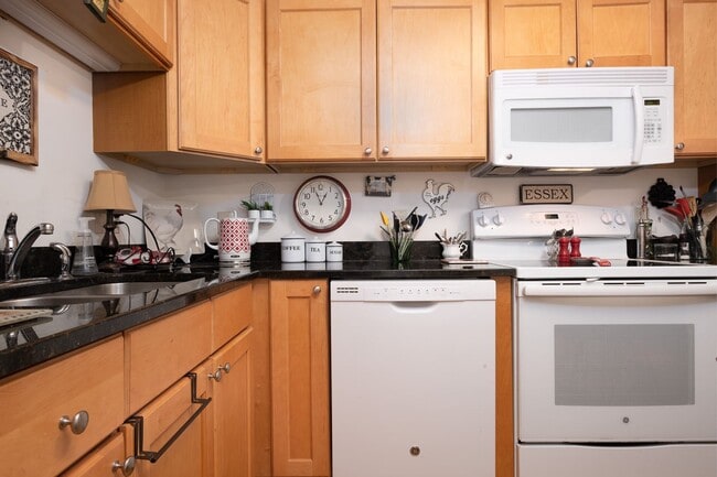 Building Photo - 1 bed, 1 bath independent senior living (55+ years of age) heat, hot water, & electricity include...